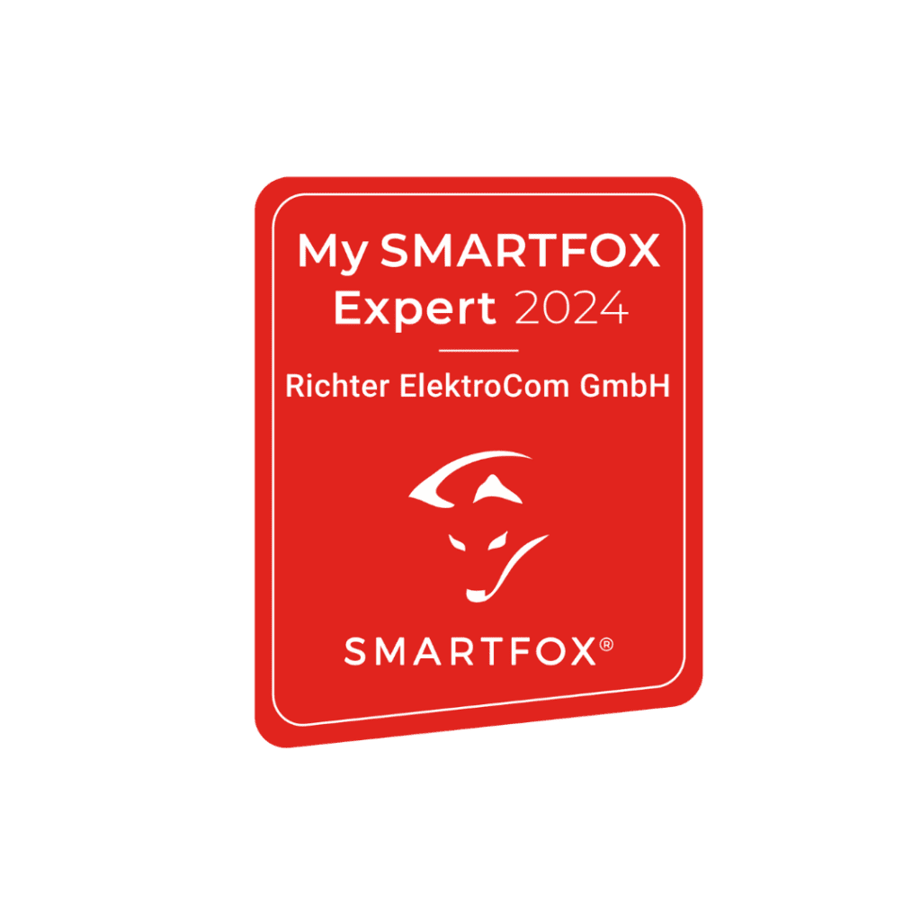 Zu sehen ist der Badge von dem Hersteller Smartfox. Zu lesen ist die Information, dass Richter ElektroCom zertifizerter My SMARTFOX Expert 2024 für Ihre PV-Anlage in Nordrhein-Westfalen ist.